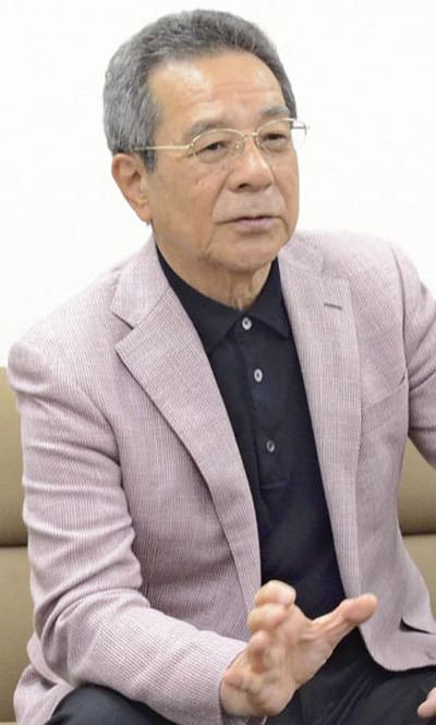 「今でも県内を訪れるとあちこちで声をかけてもらえる」と話す弦哲也