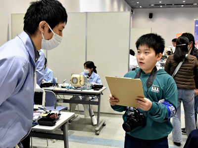 取材を通して新聞記者の仕事を体験する参加者