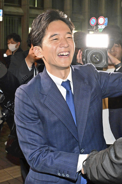 事務所前で支援者に感謝を伝え、笑顔で握手する馬場さん ＝１６日午後７時４５分ごろ、福島市