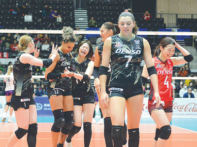 【デンソー―埼玉上尾】ストレート勝ちを決め、喜ぶデンソーのロザマリア（７）ら＝宝来屋ボンズアリーナ