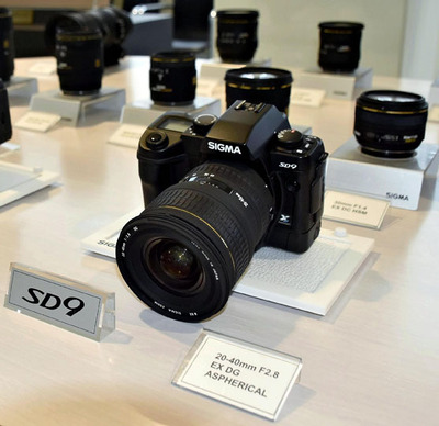 シグマ初のデジタル一眼レフカメラ「ＳＤ９」。この製品がきっかけで高性能路線にかじを切ることになった