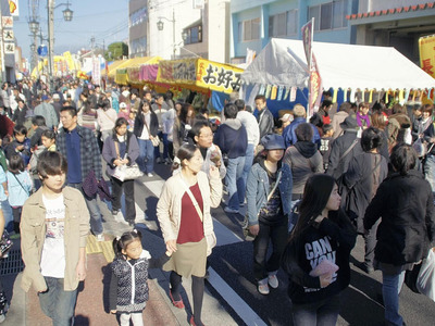 震災前、新町通りで開かれていた「十日市祭」。大勢の買い物客が詰めかけた＝２０１０年１１月