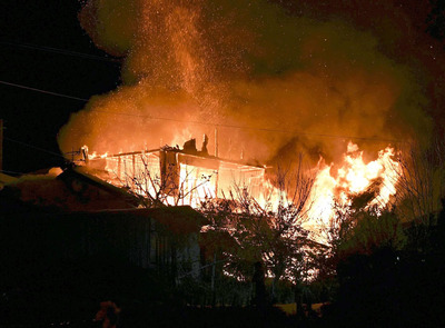 激しく炎を上げて燃える住宅＝１８日午後６時３０分ごろ、川俣町飯坂字上大木戸