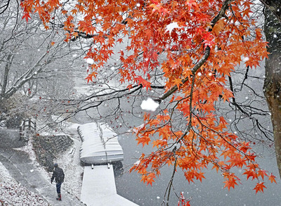 五色沼周辺ではうっすらと雪化粧し、わずかに残った紅葉との共演も見られた＝１８日午後１時１５分ごろ、北塩原村