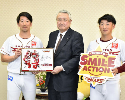 鈴木副知事と面会した今野（左）と小深田（右）