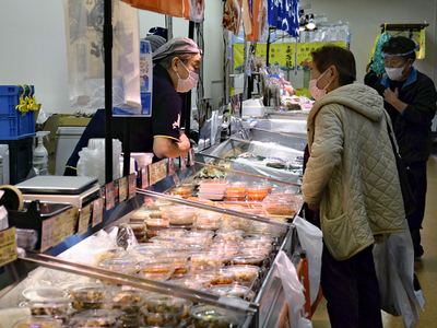 北海道グルメが並ぶ会場で、買い物を楽しむ来場者