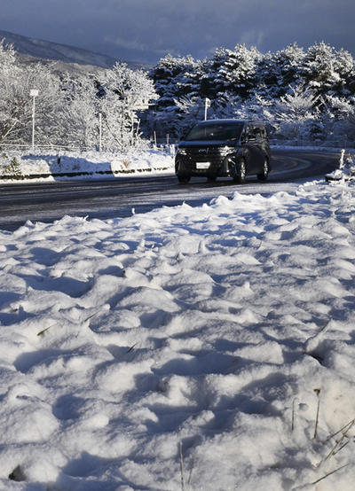 国道１１５号沿いの道路では草木が白い雪に覆われていた＝１９日午前７時２５分ごろ、福島市・道の駅つちゆ付近