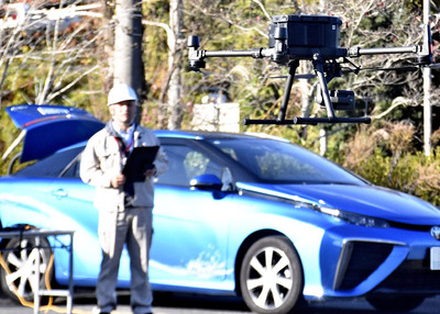 赤外線カメラ付きのドローン（手前）を使って行われた実証試験