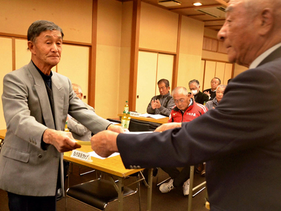 表彰を受ける八代監督（左）