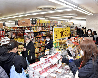 大勢の買い物客でにぎわう店内