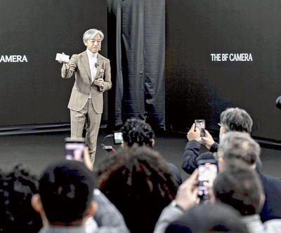 今年の新製品発表会で壇上に立つ私。シグマは今後も最高品質のものづくりに全力を尽くす ＝川崎市・シグマ本社（撮影・Ｋｅｎｒｙｏｕ　Ｇｕ）