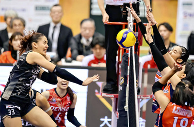 【山形―デンソー】スパイクを放つデンソーの蓑輪＝つるしんアリーナ小真木原