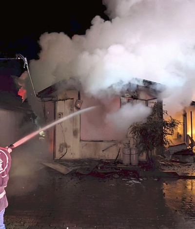 炎と煙を上げて燃える住宅＝２３日午前２時半ごろ、会津美里町字高田道上（読者提供）