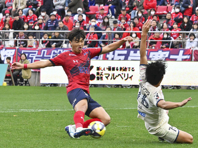 【いわき―山口】前半４５分、シュートを放ついわきのＦＷ加藤大晟＝ハワイアンズスタジアムいわき