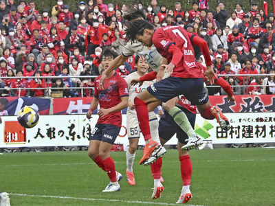 【いわき―山口】後半２６分、頭で合わせるいわきのＭＦ石渡〈７〉＝ハワイアンズスタジアムいわき