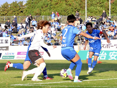 【沼津―福島】果敢に相手ゴールに攻め込む福島の森（左）。後半１８分にはゴールを決めた＝愛鷹広域公園多目的競技場（福島ユナイテッドＦＣ提供）