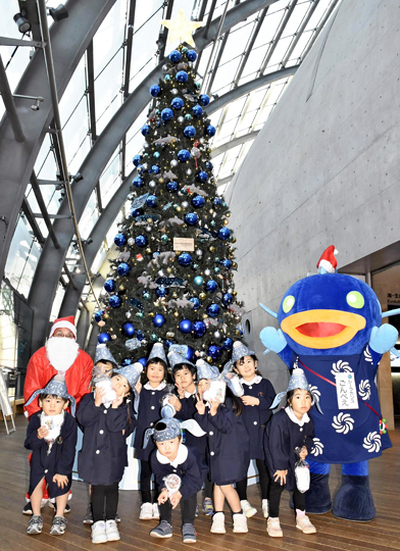 シーラカンスのぬいぐるみなどが飾られた巨大ツリー