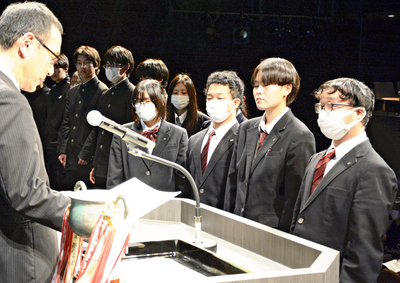 最優秀賞を受賞し、表彰を受ける二本松実高の生徒ら