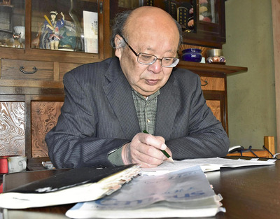 はがきの名文コンクールで大賞に輝いた青山さん。「７０歳を過ぎて人生が変わった思いだ」と喜ぶ