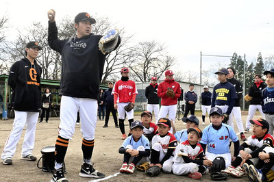 指導に当たった東野さん（左から２人目）と和田さん（左）
