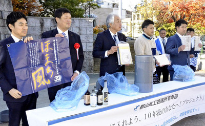 タイムカプセルを開封した（左から）椎根、滝田、大戸、馬場、伊藤の各氏