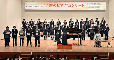 奇跡のピアノと箏による伴奏で西田敏行さんの名曲「もしもピアノが弾けたなら」を合唱する出演者