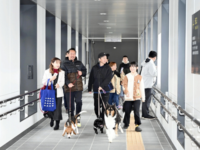 開通した塩川駅東西自由通路を歩く市民ら