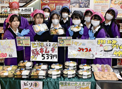 商品をＰＲする生徒たち