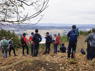 山頂からの眺めを楽しむ参加者