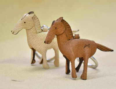 茶色（右）とナチュラルの２色展開で販売されるウマキー