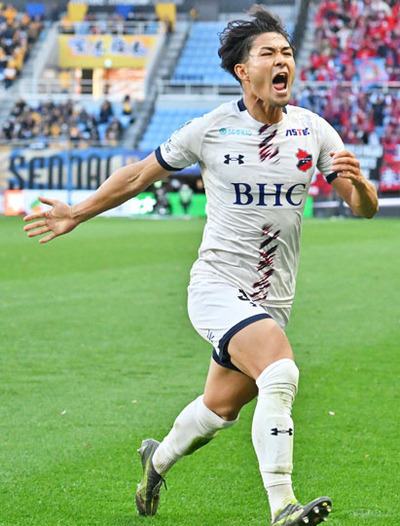 【仙台―いわき】後半３７分、均衡を破る先制ゴールを決め、喜ぶいわきのＭＦ五十嵐＝ユアテックスタジアム仙台