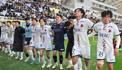 Ｊ２挑戦３季目を昨季と同じ９位で終えたいわきＦＣイレブン。敵地に駆け付け、シーズンを共に戦ったサポーターに感謝した＝２９日、仙台市・ユアテックスタジアム仙台