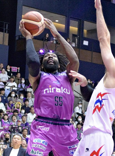 【福島―福岡】延長、２点シュートを放つマニゴールト（左）＝宝来屋ボンズアリーナ