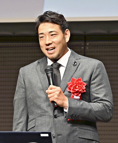 「積み重ねで未来は変わる」と基調講演で訴える菊池投手＝３０日、盛岡市