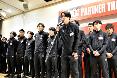 応援への感謝の気持ちと来季への決意を語った主将のＤＦ遠藤（前列）