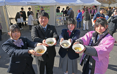 開発したみそ玉を振る舞った田村、船引、小野、磐城桜が丘高の生徒＝小野町