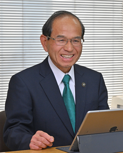「市の発展のために」と決意を語る三保氏