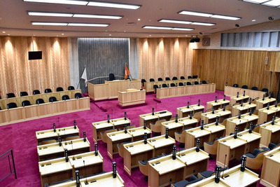 大規模改修された県議会議場