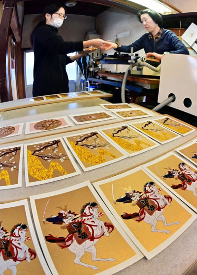 伝統技法を使って仕上げられる蒔絵年賀はがき＝１日午前、会津若松市・関漆器店