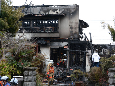 消火活動を行う消防隊員ら＝２日午後１時ごろ、いわき市