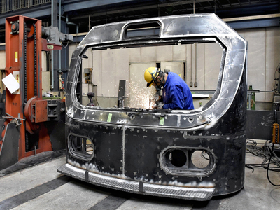 台湾貨物機関車の先頭部を削って磨く社員