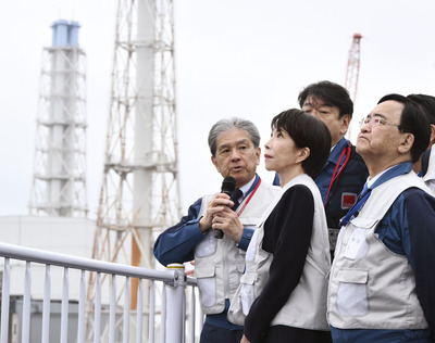 東京電力福島第１原発を視察する高市首相（左から２人目）＝２日午後（代表撮影）