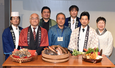 地域の食文化を体験する新プランを発表した関係者