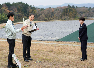 中間貯蔵施設を視察する高市首相（右）＝２日午後、大熊町（代表撮影）