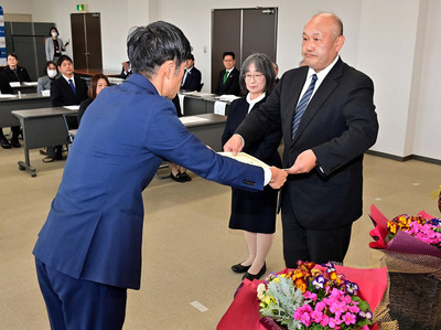 高村課長から知事賞を受ける慶徳小の久保田校長（右）と下間教諭＝２日、福島市・福島民友新聞社