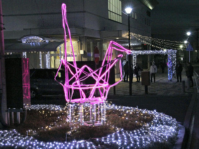 安達駅西口を彩る折り鶴オブジェなどのイルミネーション
