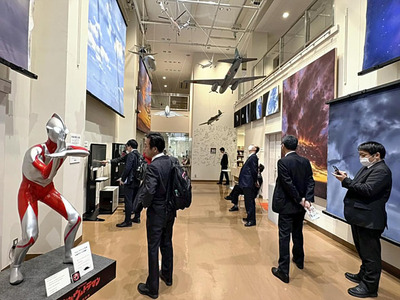 須賀川特撮アーカイブセンターを視察する一行