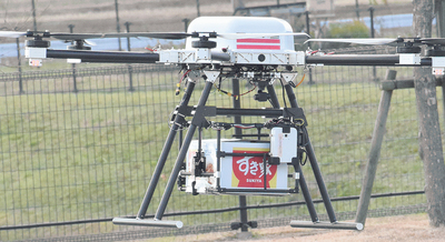 ドローンで牛丼などを配送した実証実験＝５日、福島ロボットテストフィールド