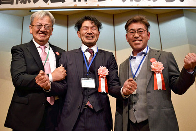 金賞に輝いた（左から）塚目さん、神田さん、内山さん