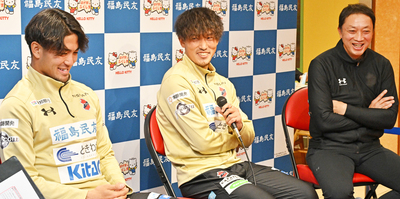 トークショーで今季を振り返った（左から）五十嵐選手、山下選手、大倉社長